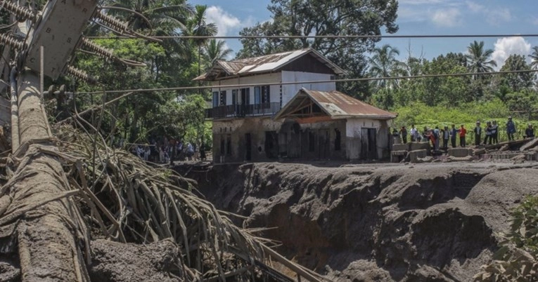 Hladna lava i bujične poplave pogodile Indoneziju, najmanje 37 mrtvih